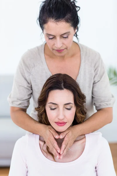 Mulher recebendo terapia reiki — Fotografia de Stock