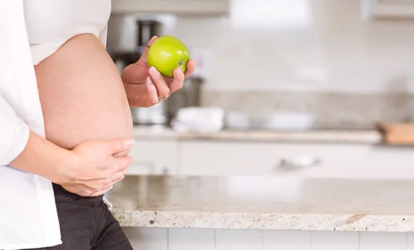 Gravid kvinna med ett äpple — Stockfoto