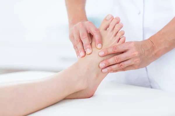 Fisioterapeuta haciendo masaje de pies — Foto de Stock