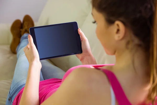 Casual kadın onun tablet PC'yi kullanma — Stok fotoğraf