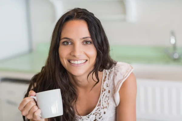 Pretty brunette holding a mug — Stock Photo, Image