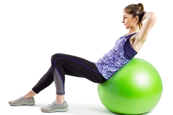 Mujer haciendo sit ups en pelota —  Fotos de Stock