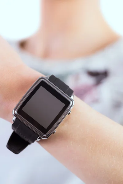 Mulher vestindo seu smartwatch — Fotografia de Stock