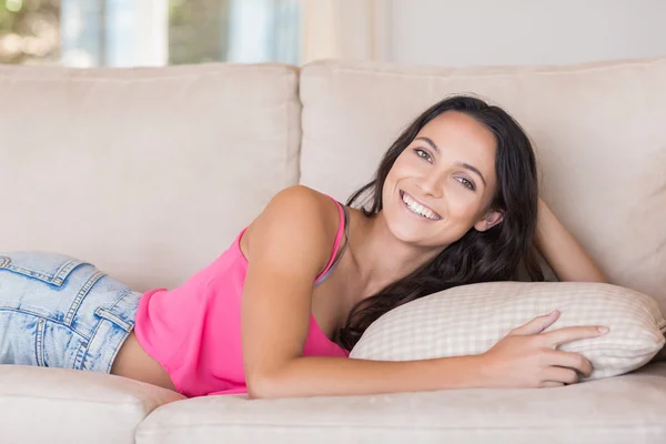 Půvabná brunetka relaxační na gauči — Stock fotografie