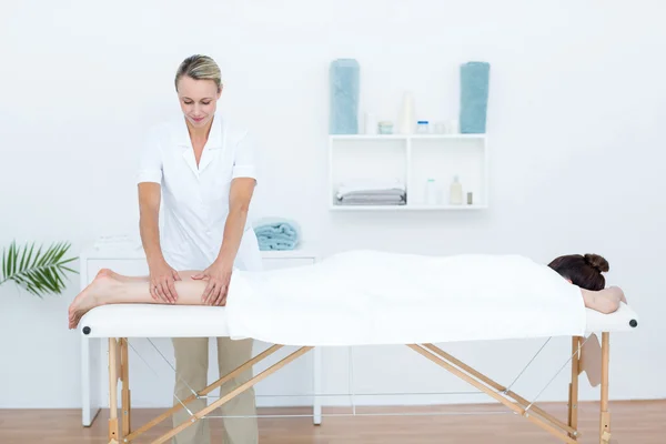 Fizyoterapist bacak masaj yapıyor — Stok fotoğraf