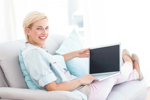 Mooie blonde vrouw met laptop — Stockfoto