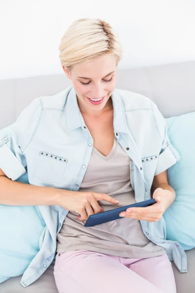 Sarışın kadın kanepede tablet kullanma — Stok fotoğraf