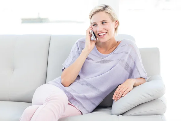 Blonde femme appelant au téléphone — Photo