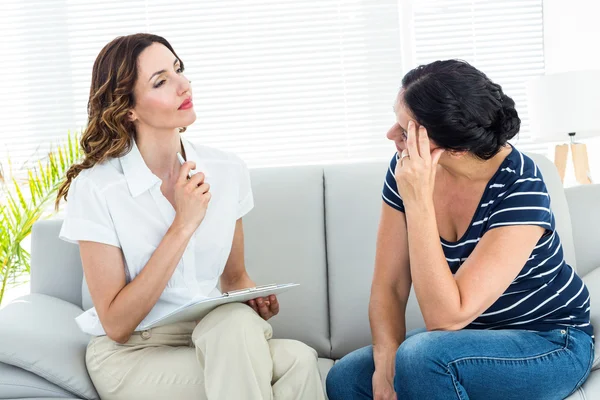 Mulher deprimida conversando com seu terapeuta — Fotografia de Stock