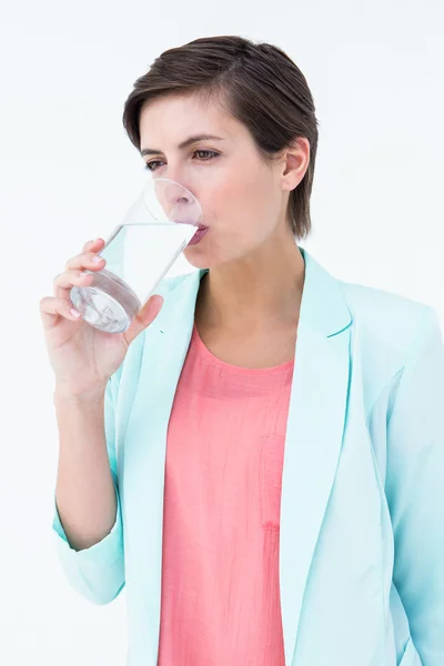Kvinna dricka glas vatten — Stockfoto