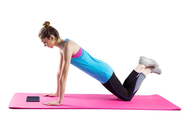 Fit woman doing press up on mat — Stock Photo, Image