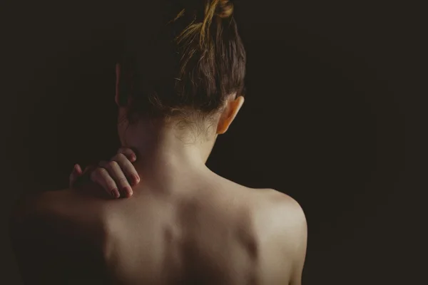 Femme nue avec une blessure à l'épaule — Photo