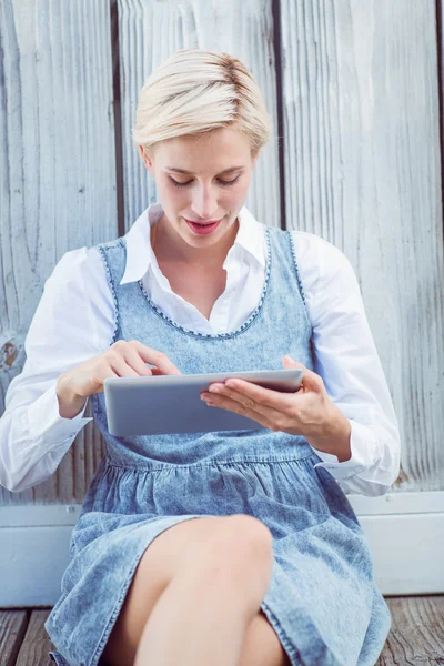 Mujer rubia bonita usando tableta —  Fotos de Stock