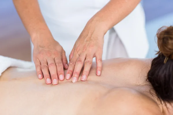 Brunett får rygg massage — Stockfoto