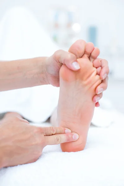 Physiothérapeute faisant massage des pieds — Photo