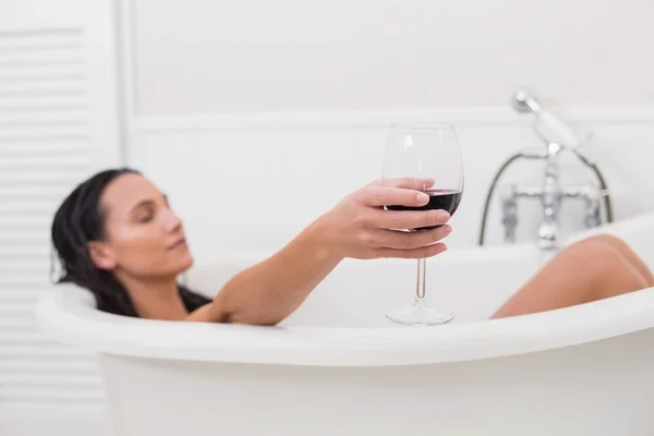 Morena tomando un baño con copa de vino —  Fotos de Stock