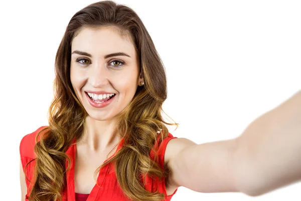 Mulher morena bonita sorrindo para a câmera — Fotografia de Stock