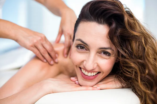Sorrindo morena recebendo de volta massagem — Fotografia de Stock