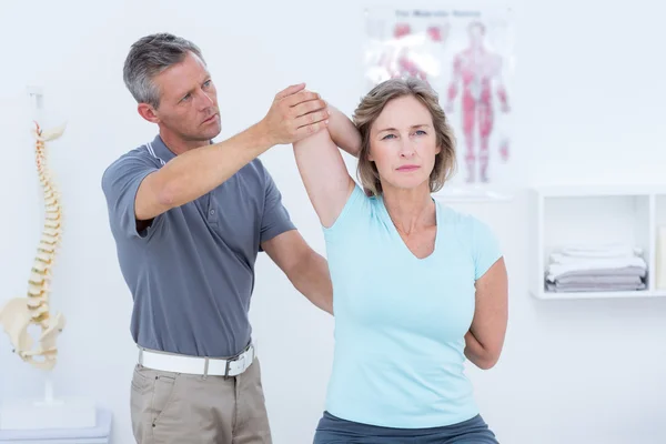 Frau streckt die Arme aus — Stockfoto