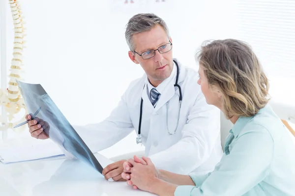 Doctor having conversation with his patient — Stock Photo, Image