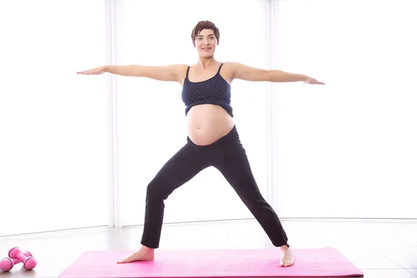 Mujer embarazada mantenerse en forma — Foto de Stock