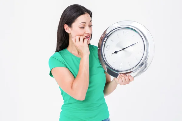 Morena mirando el reloj de pared —  Fotos de Stock