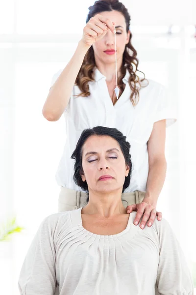 Terapeuta hipnotizando a su paciente — Foto de Stock