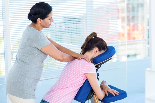 Vrouw met schouders massage — Stockfoto