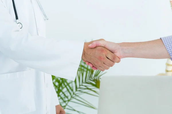 Доктор пожимает руку своему пациенту — стоковое фото