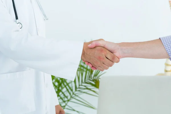 Läkare skaka hand av hans patient — Stockfoto