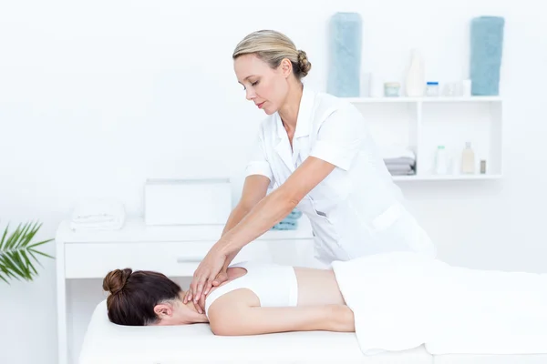Fisioterapista che fa massaggi alle spalle — Foto Stock