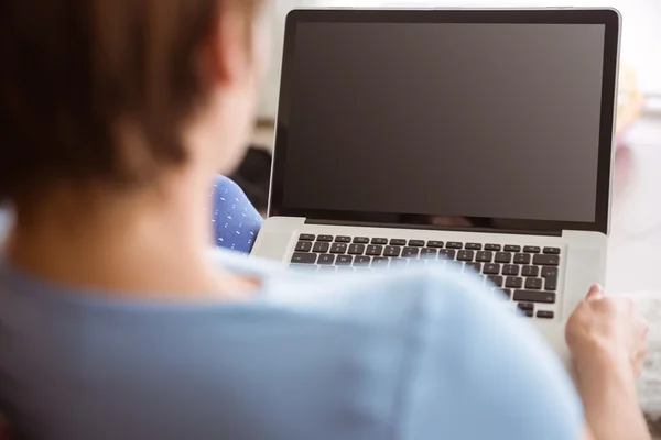 Donna incinta utilizzando il suo computer portatile — Foto Stock