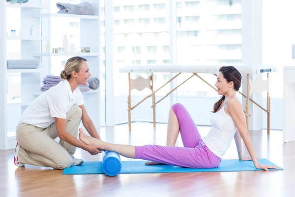 Trenér pracovat s ženou na cvičení mat — Stock fotografie