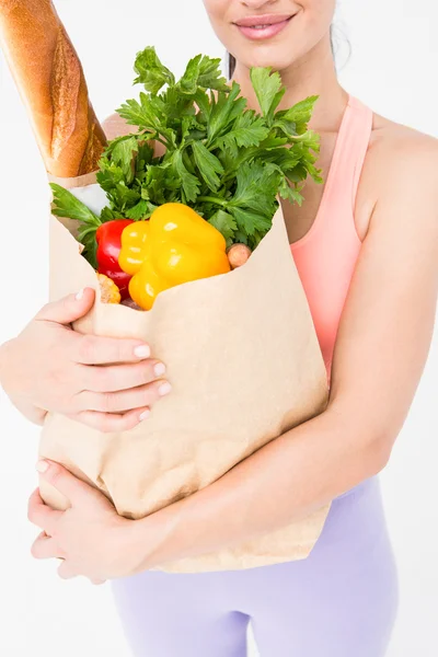 Vrouw bedrijf tas met gezonde voeding — Stockfoto