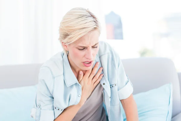 Donna bionda che ha difficoltà respiratorie — Foto Stock