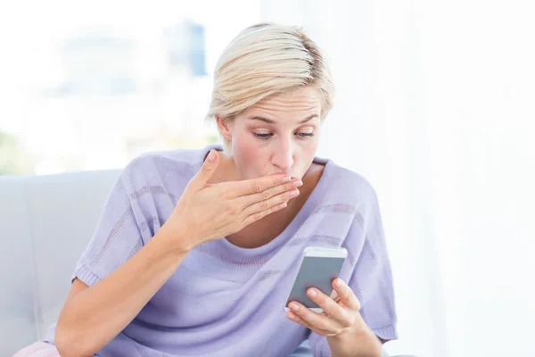 Mujer rubia mensajes de texto con teléfono móvil — Foto de Stock