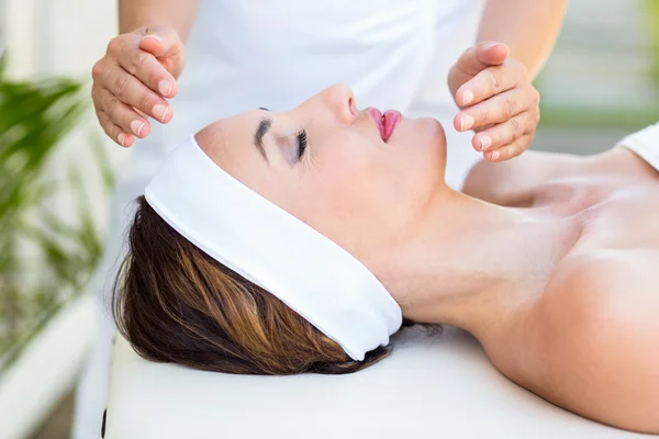 Mulher calma recebendo tratamento reiki — Fotografia de Stock