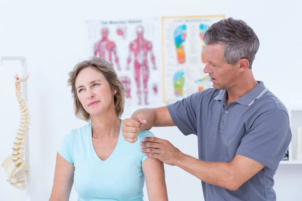 Doctor massaging his patient shoulders — Stock Photo, Image