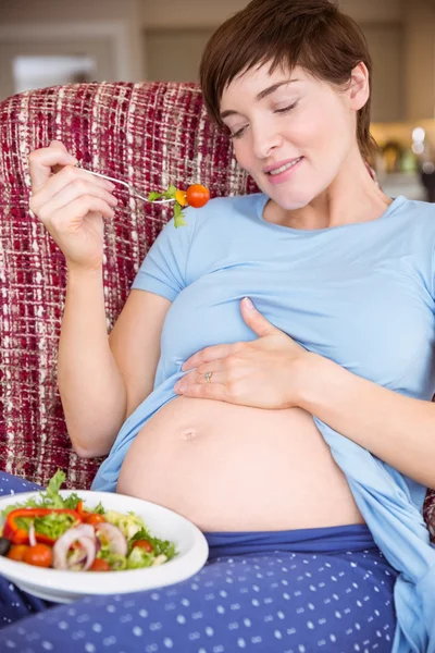 Mujer embarazada comiendo una ensalada — Foto de Stock