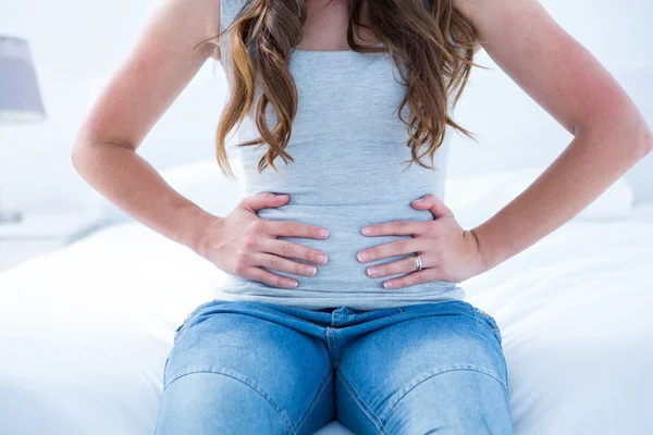 Morena sufriendo de dolor de estómago — Foto de Stock