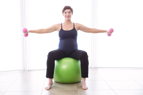 Pregnant woman keeping in shape — Stock Photo, Image