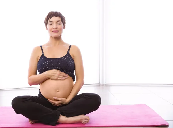 Hamile kadın şeklinde tutmak — Stok fotoğraf