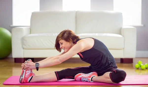 Uygun kadın egzersiz mindere germe — Stok fotoğraf
