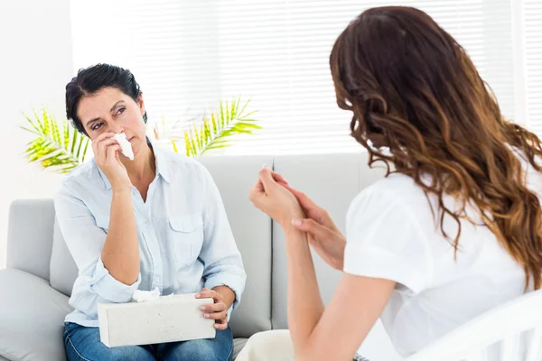 Mujer deprimida hablando con su terapeuta — Foto de Stock