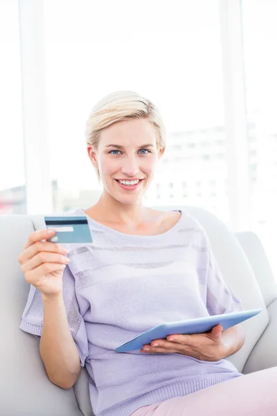 Mulher loira bonita fazendo compras online — Fotografia de Stock