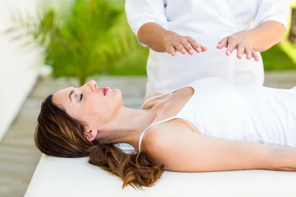 Mujer tranquila que recibe tratamiento con reiki —  Fotos de Stock