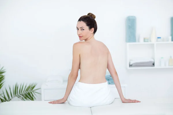 Kvinna sitter på massagebänk — Stockfoto