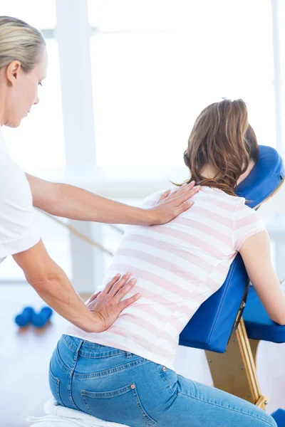 Женский массаж спины — стоковое фото