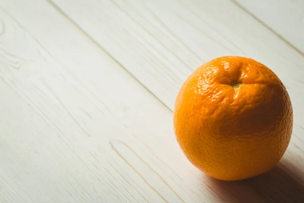 Świeża pomarańcza na drewnianym tle — Zdjęcie stockowe
