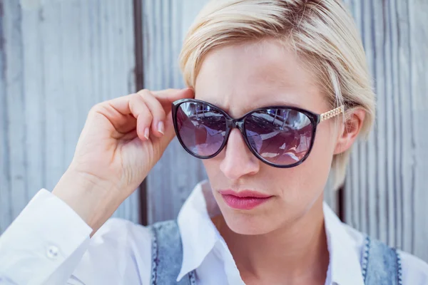 Blonde vrouw zonnebril dragen — Stockfoto